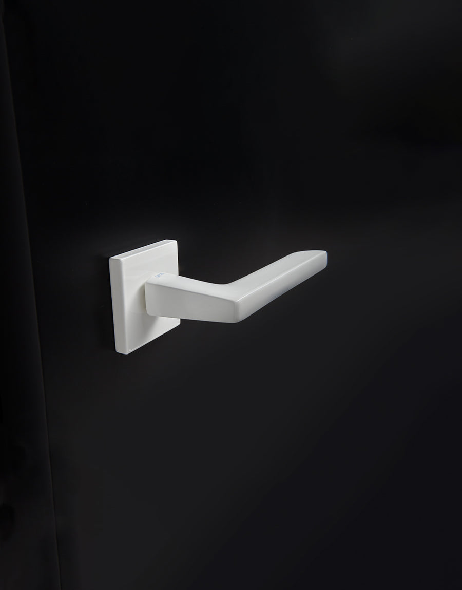 Log.gic door handle set on squared rose