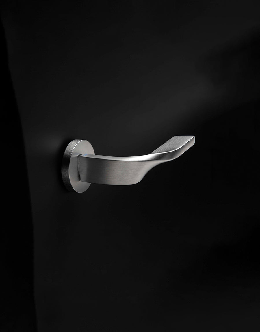 Pin door handle set on round rose
