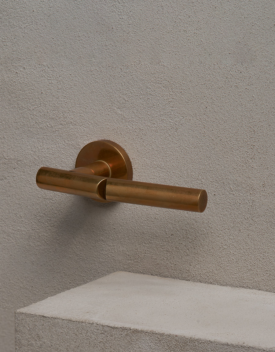 Snap door handle set on round rose