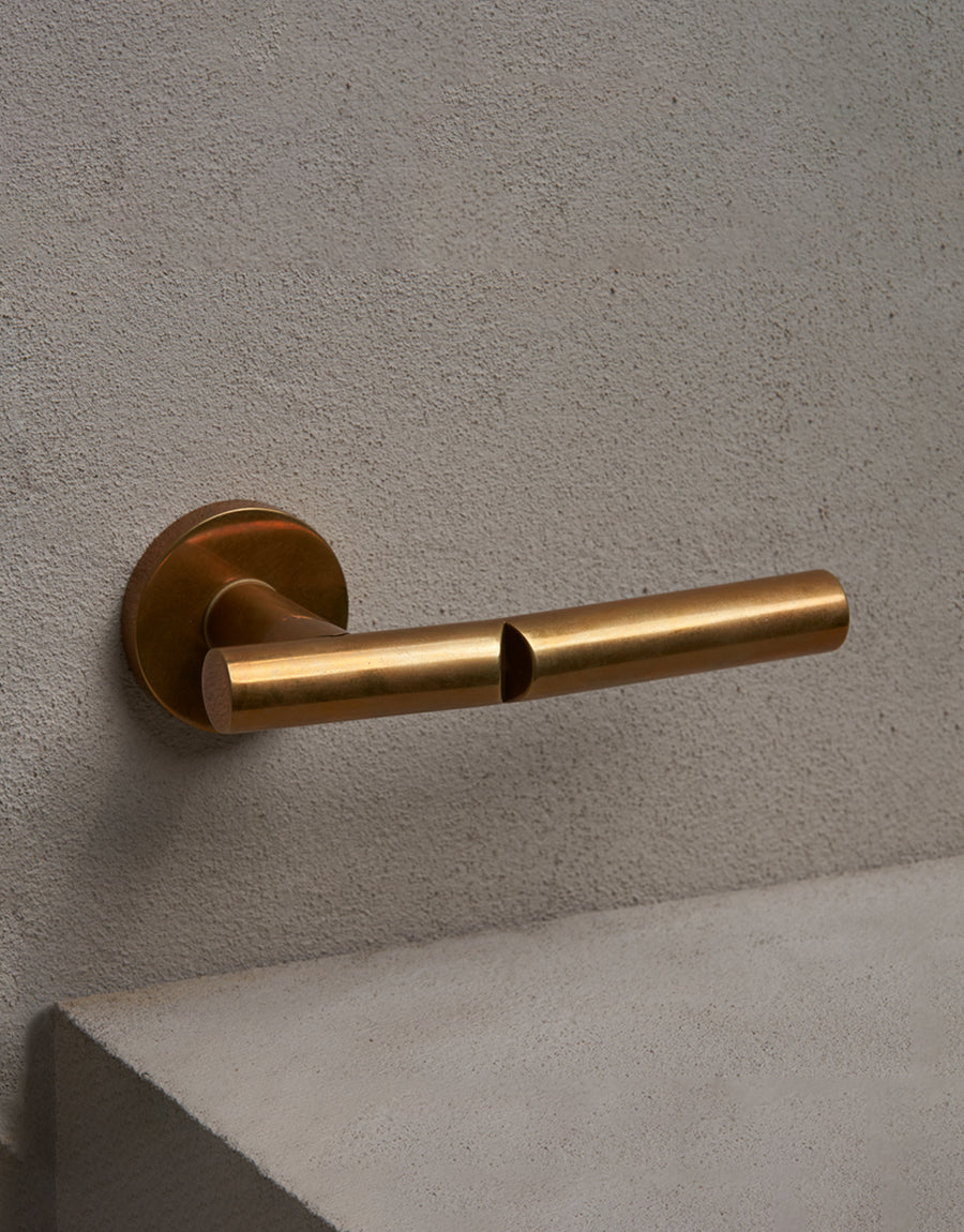 Snap door handle set on round rose