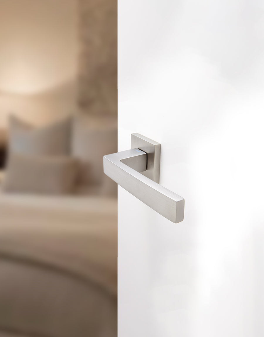 Ángolo door handle set on squared rose