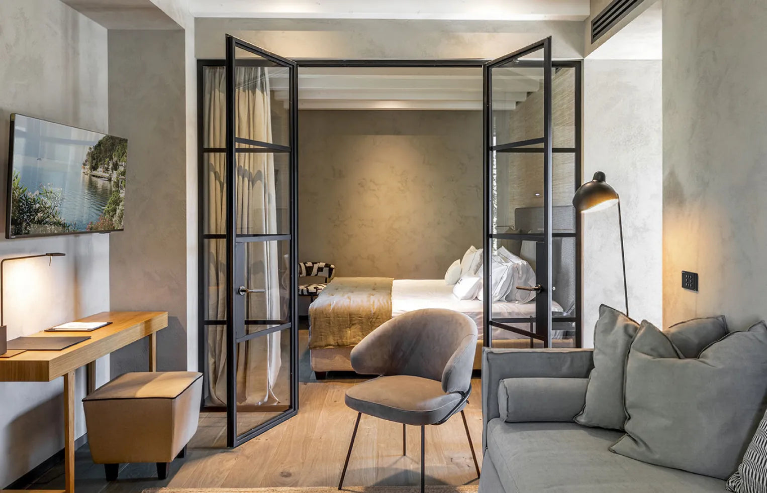 Habitación de hotel con puertas de cristal y manillas Ibiza